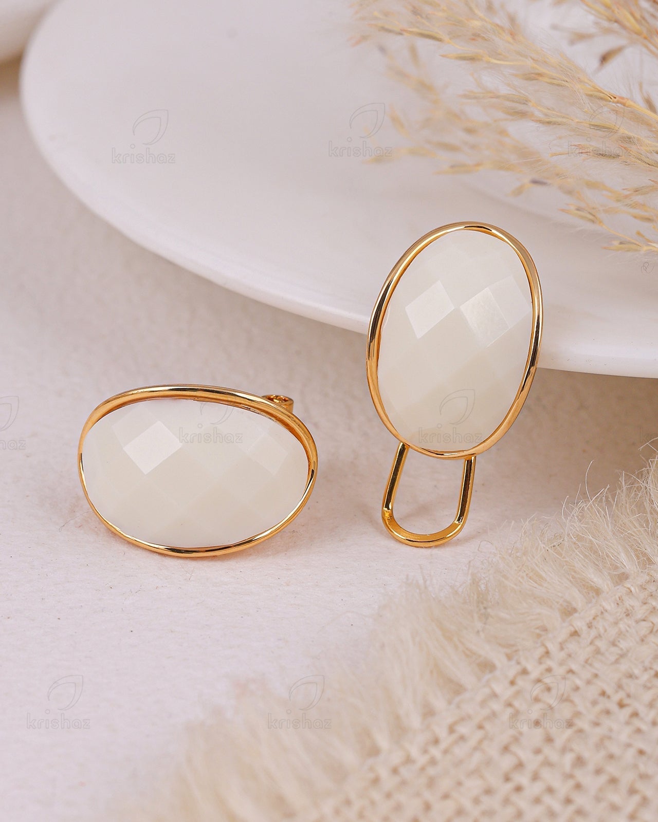 Luz Fashionable Stud Earrings
