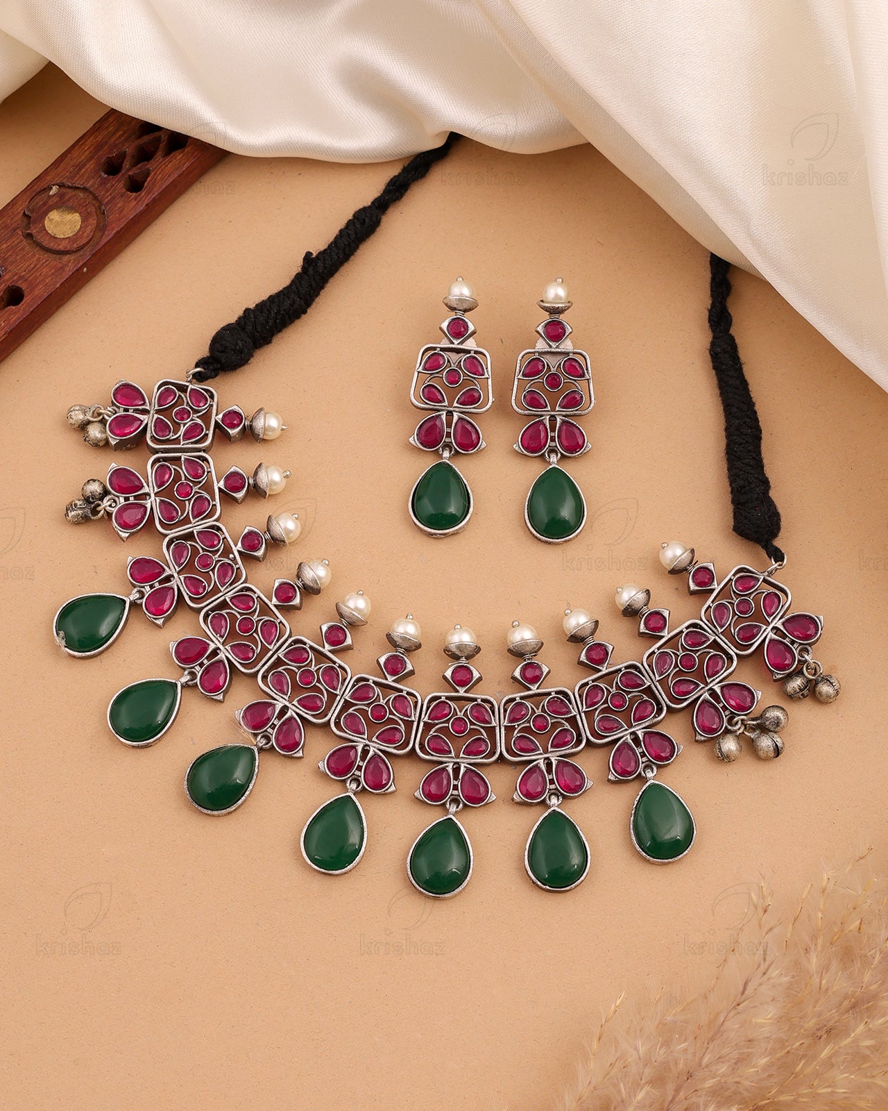 Amrapali Silver Look Alike Necklace Set