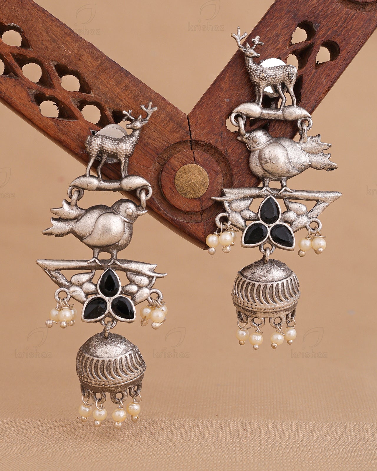Shravya Dangler Earrings - wxo