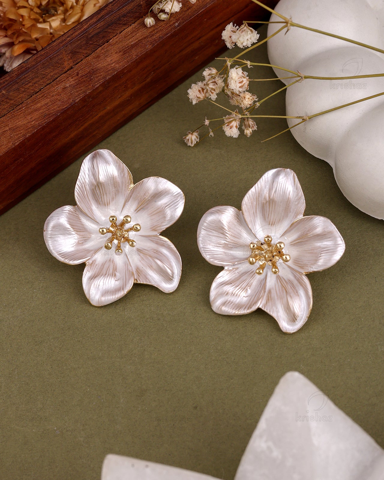 Hibiscus Fashionable Studs-E