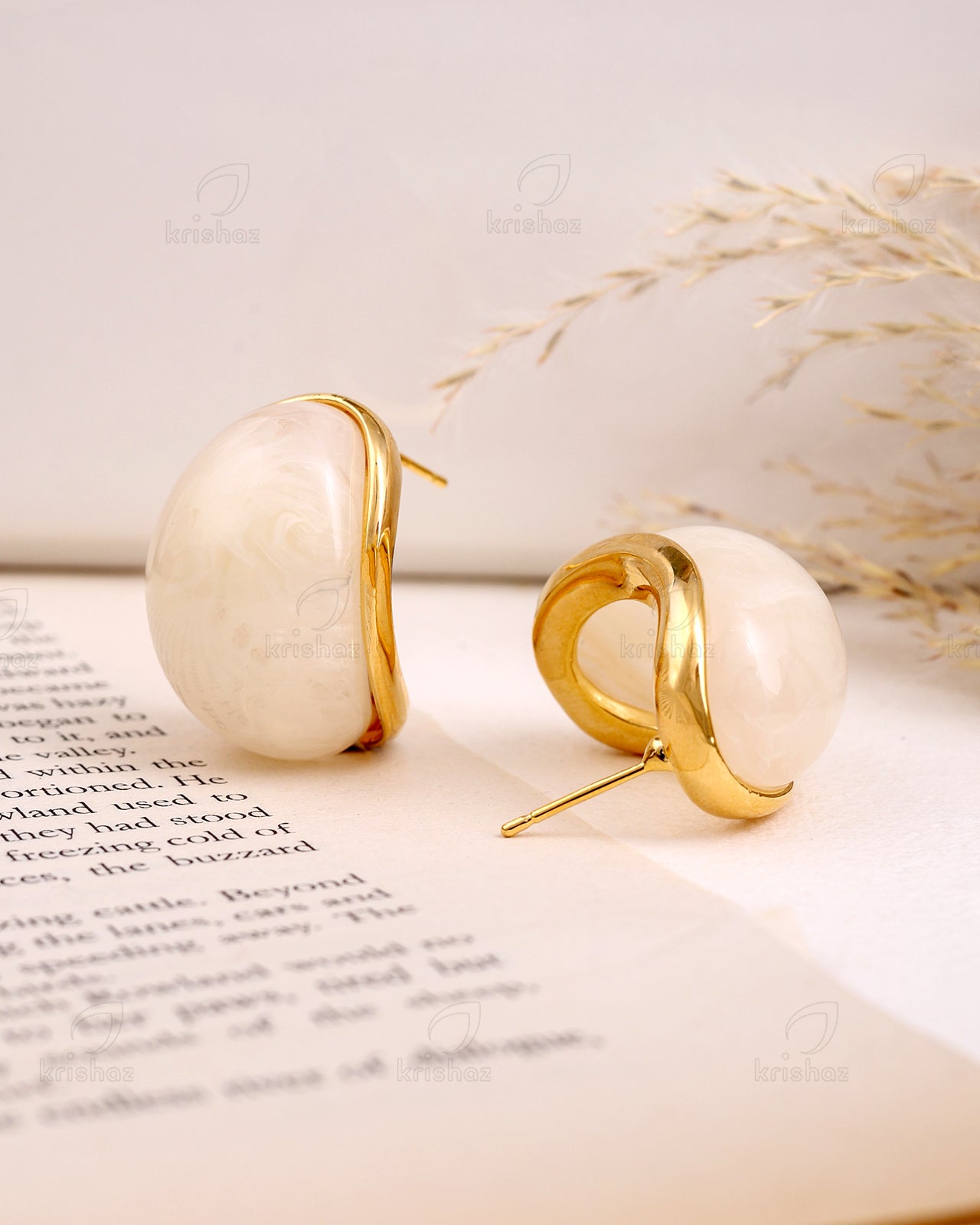 Pluto Fashionable Studs