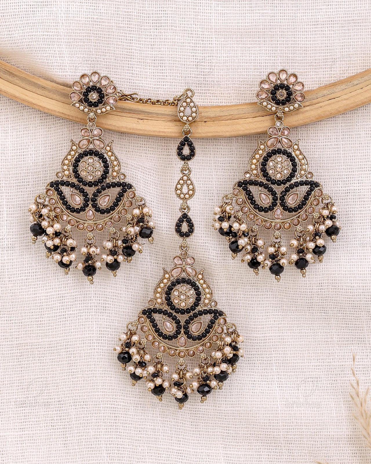 Roza Pakistani Kundan Danglers With Mangtika