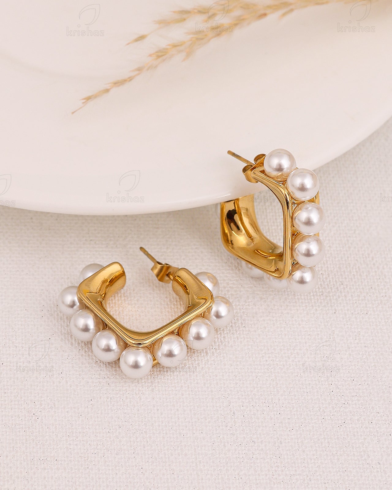 Perky Pearl Fashionable Stud