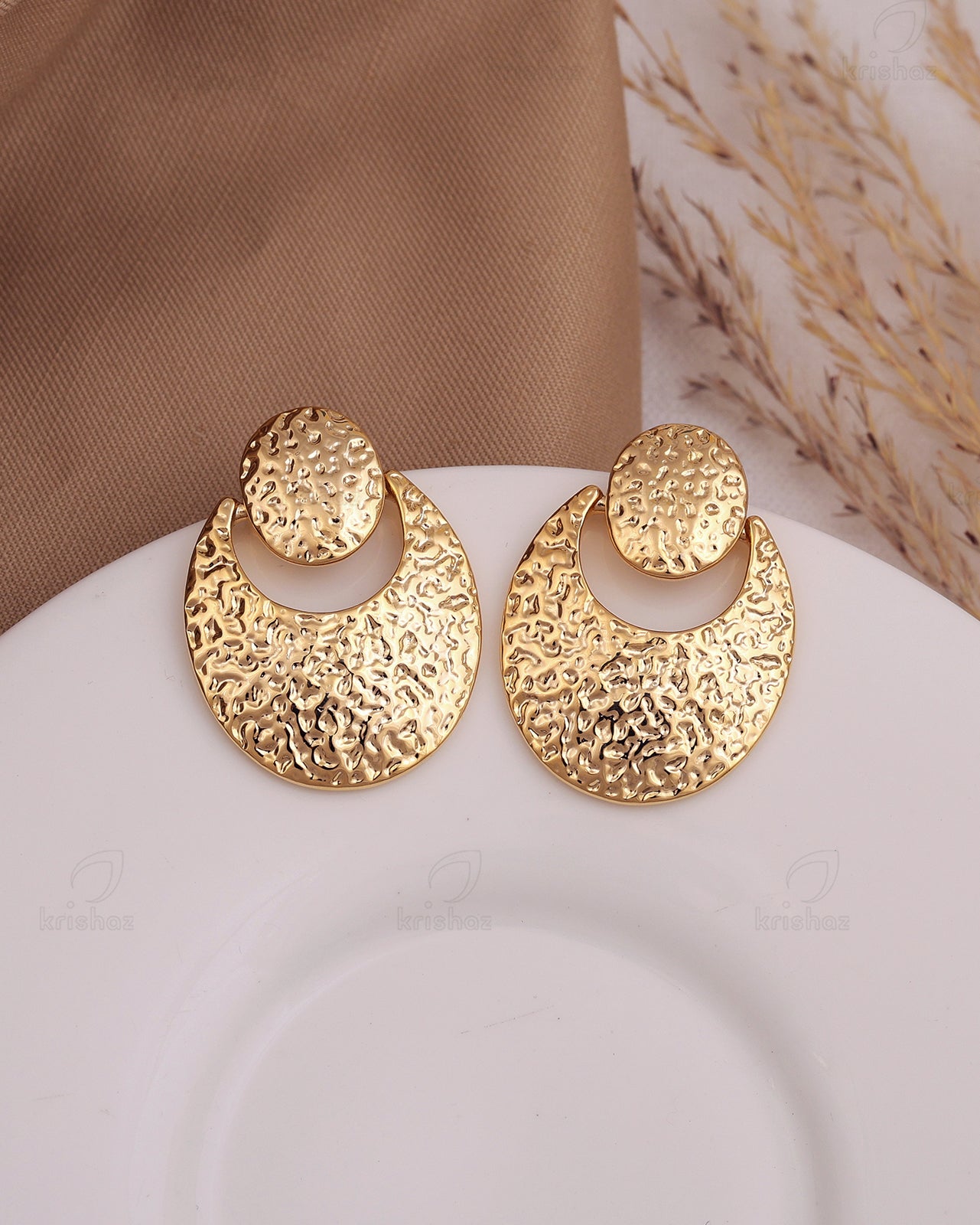 Alutia Fashionable Studs