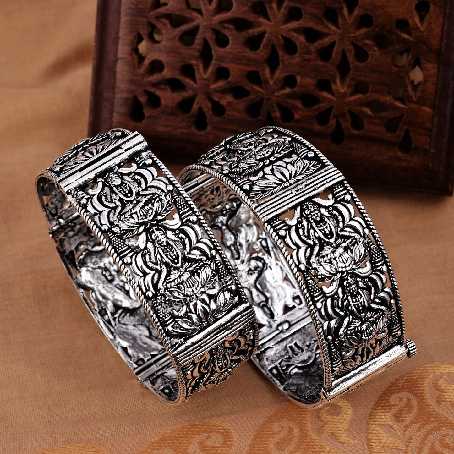 Vaishvi One Pair Bangle