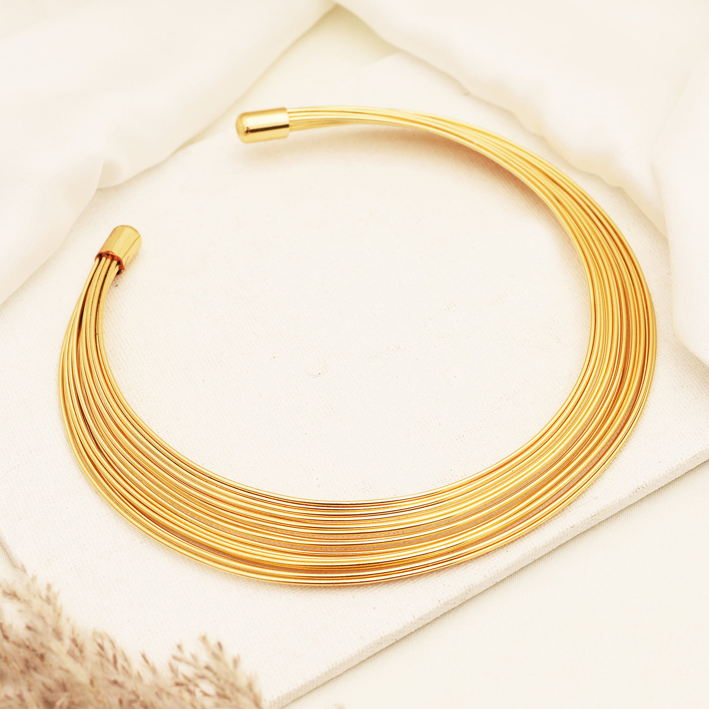 Celeste Golden Wired Hansli Necklace Set